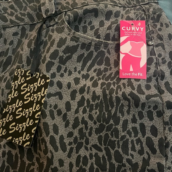 Women’s sizzle jean shorts animal print size 20 - leopard print - Picture 2 of 5